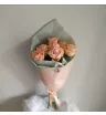 7 кремовых роз в упаковке