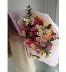Букет с розами и эвкалиптом «Бархатные лепестки»
