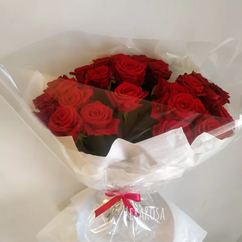 Бордовые розы 25шт