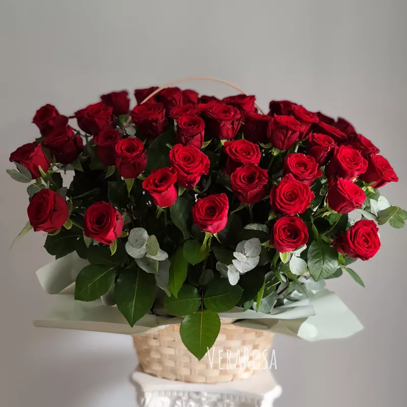 Цветочная корзина с бордовым розами 51шт