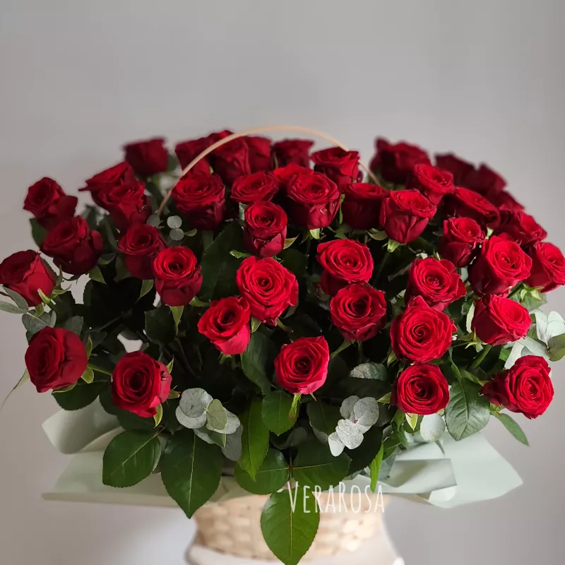Цветочная корзина с бордовым розами 51шт 1