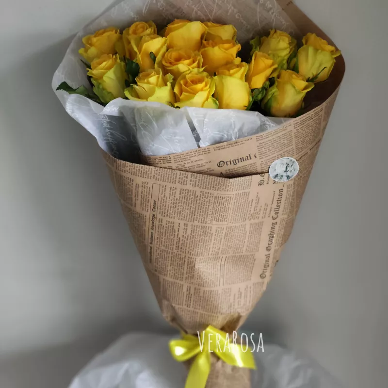 Букет из 15 жёлтых роз в крафте 1