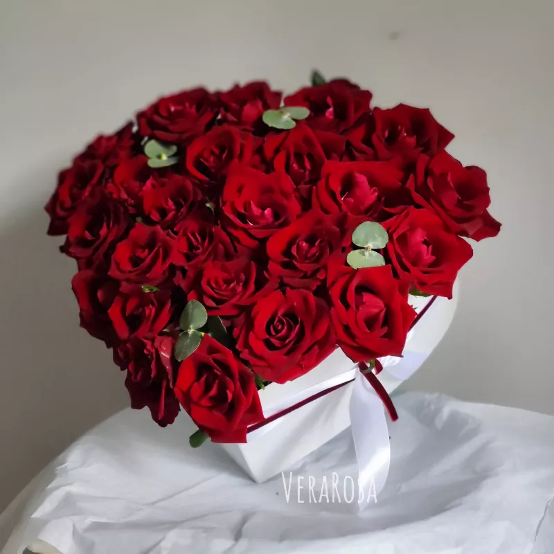 Белоснежное сердце с бордовыми розами Любовь  1