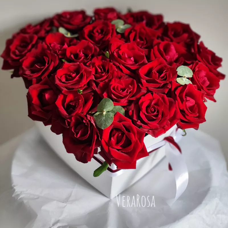Белоснежное сердце с бордовыми розами Любовь 