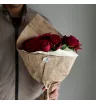 Букет из 15 бордовых роз в крафте 1