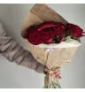 Букет из 15 бордовых роз в крафте 2