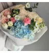 Букет из гортензии,роз и маттиолы 