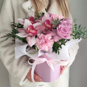 Орхидеи и розы в лавандовой коробке  от интернет-магазина «VeraRosa»