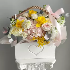 Весенние цветы в ящике  от интернет-магазина «VeraRosa»