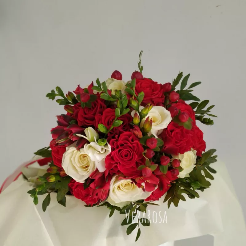 Букет невесты с розами «Сильвия»