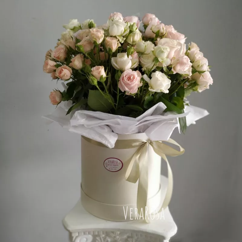 Пионовидные розы в коробке Пудра и ваниль 