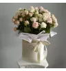Пионовидные розы в коробке Пудра и ваниль 