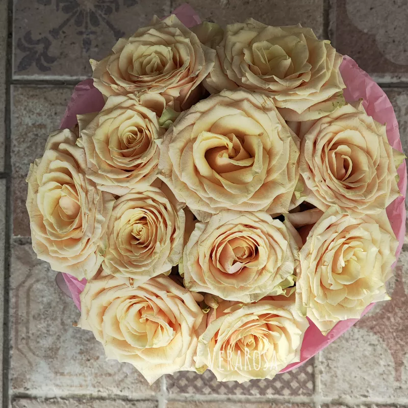 Кремовые розы в шляпной коробке  2