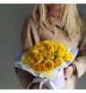 Шляпная коробка из  19 жёлтых роз