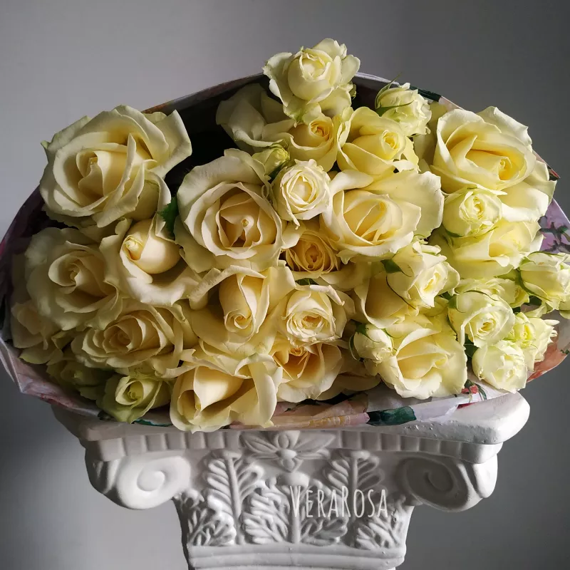 Букет из 29 белых роз «Стиль»