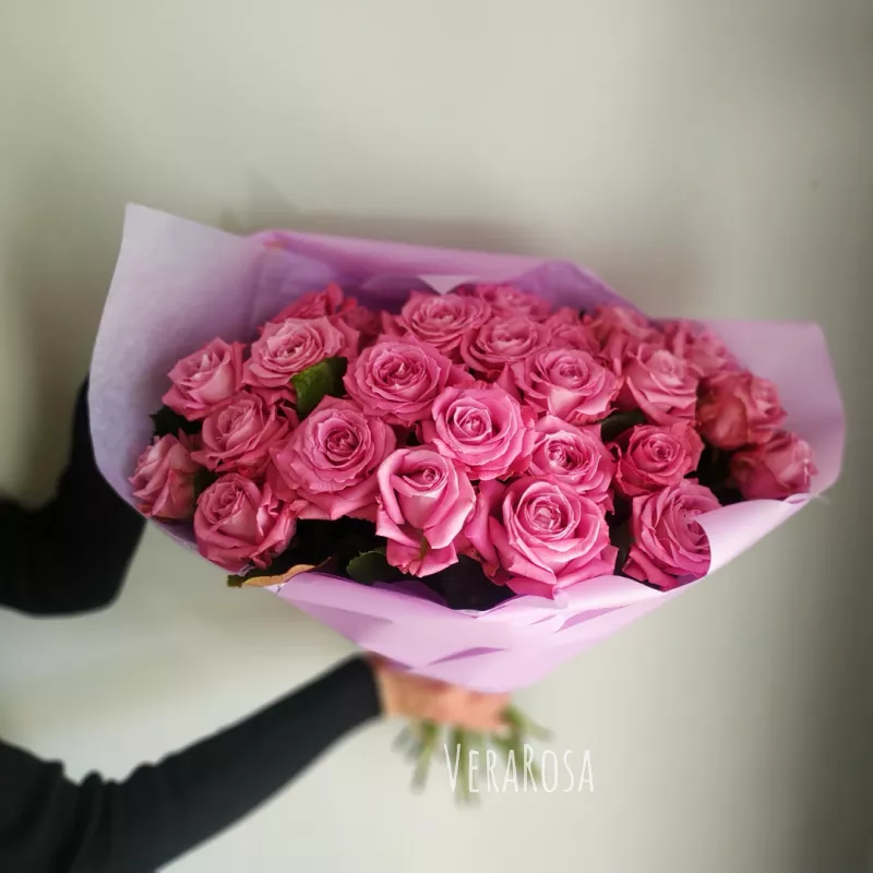 Букет с 25 розовыми розами «Лиловый цвет» 1