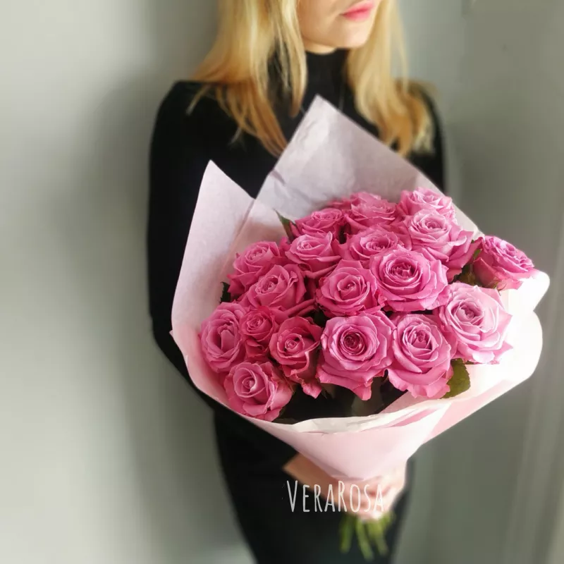 Букет из 19 розовых роз «Малиновая дымка»