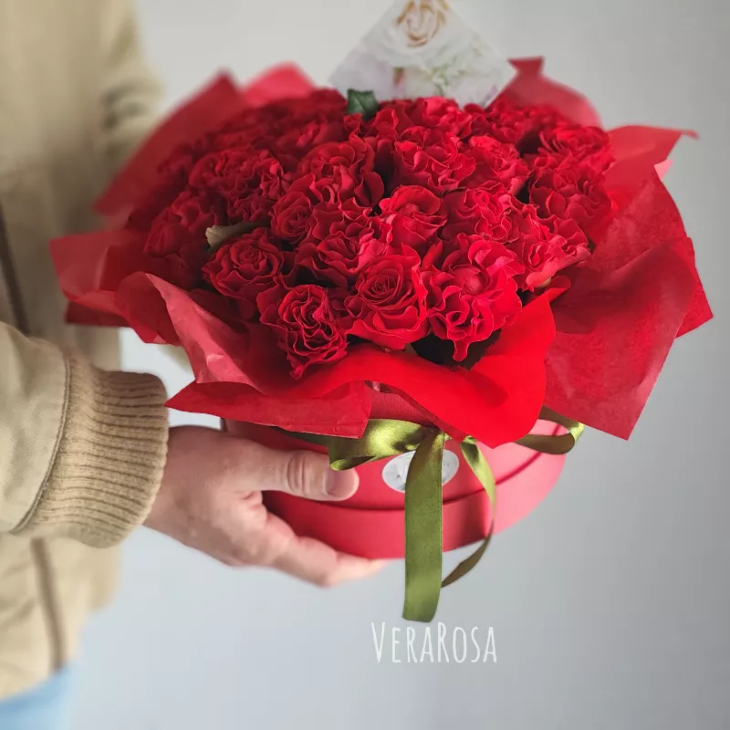 Шляпная коробка из роз Vera 1