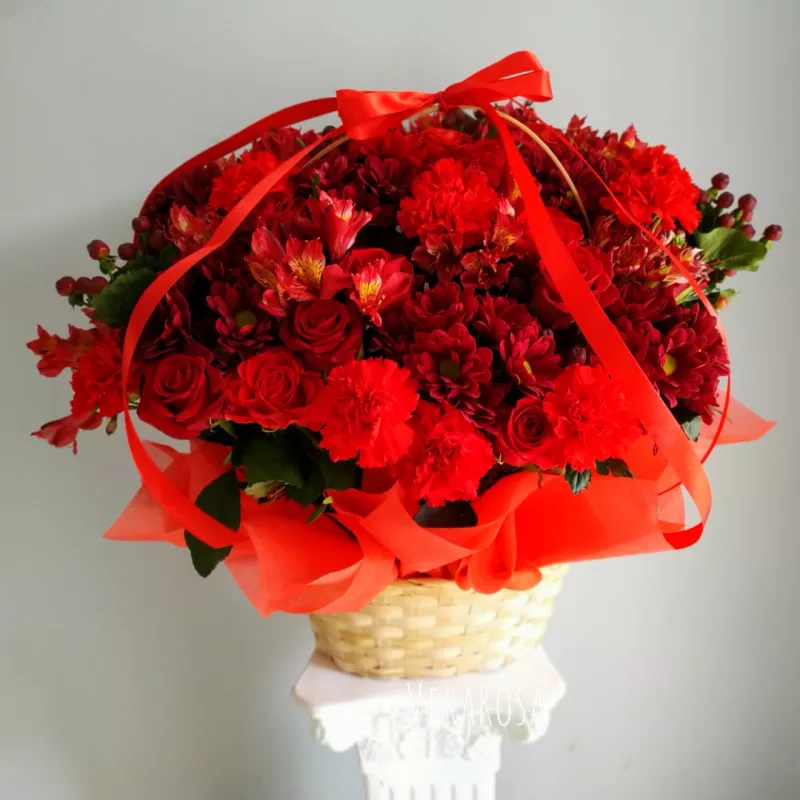 Цветы в корзине «Оттенки красного»
