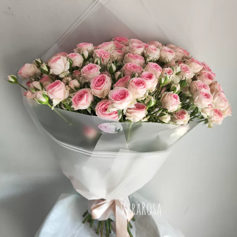 Нежный букет из 19 кустовых роз 
