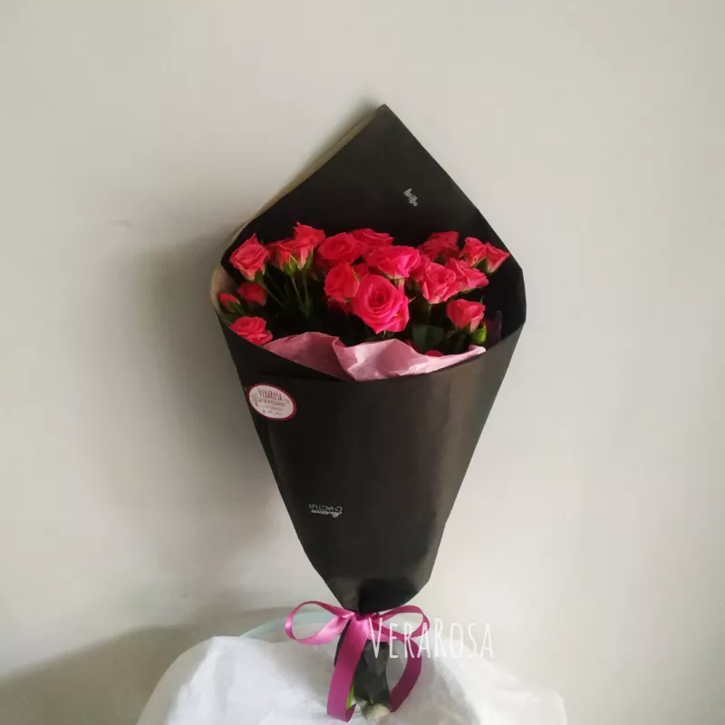 Кустовые розы в крафтовой упаковке