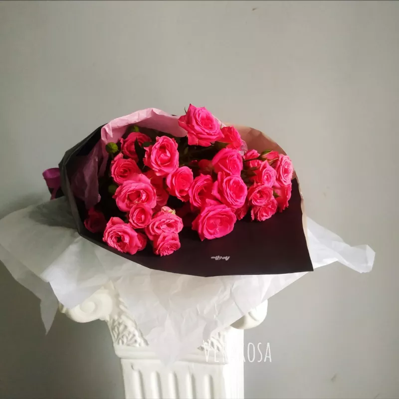 Кустовые розы в крафтовой упаковке 2
